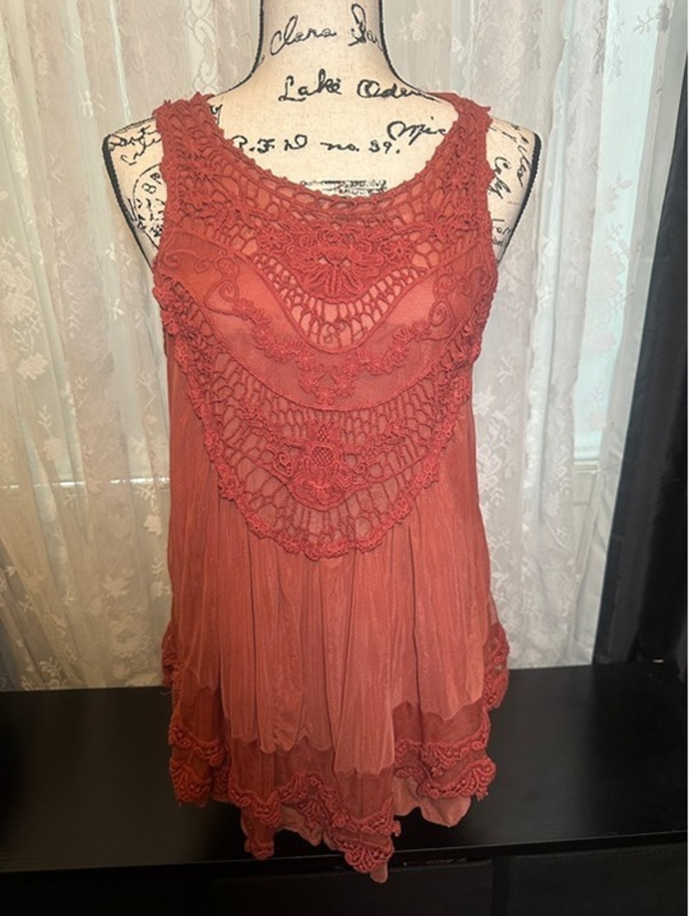 Ultra Pink Women’s Medium Rust Lace Boho Sleeveless Tunic Top - Picture 2 of 3